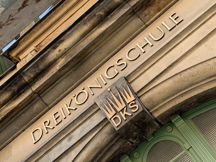 Schrift "Dreikönigschule" in gold am Portal und Logo DKS mit drei Kronen